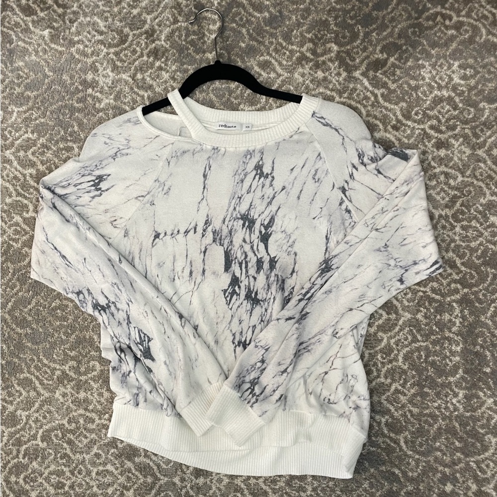 Adorable cut out feature on a thin sweatshirt very soft